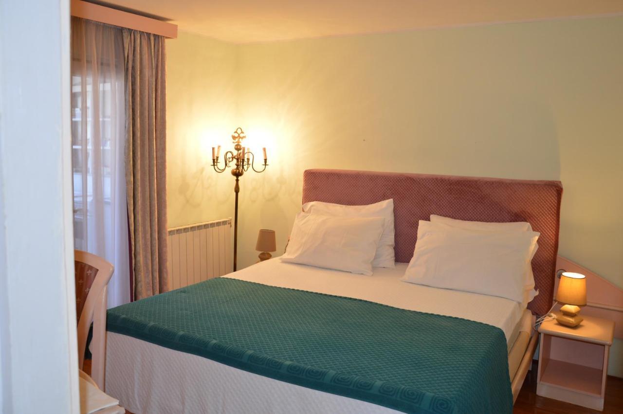 Residence Mira Porec Bagian luar foto